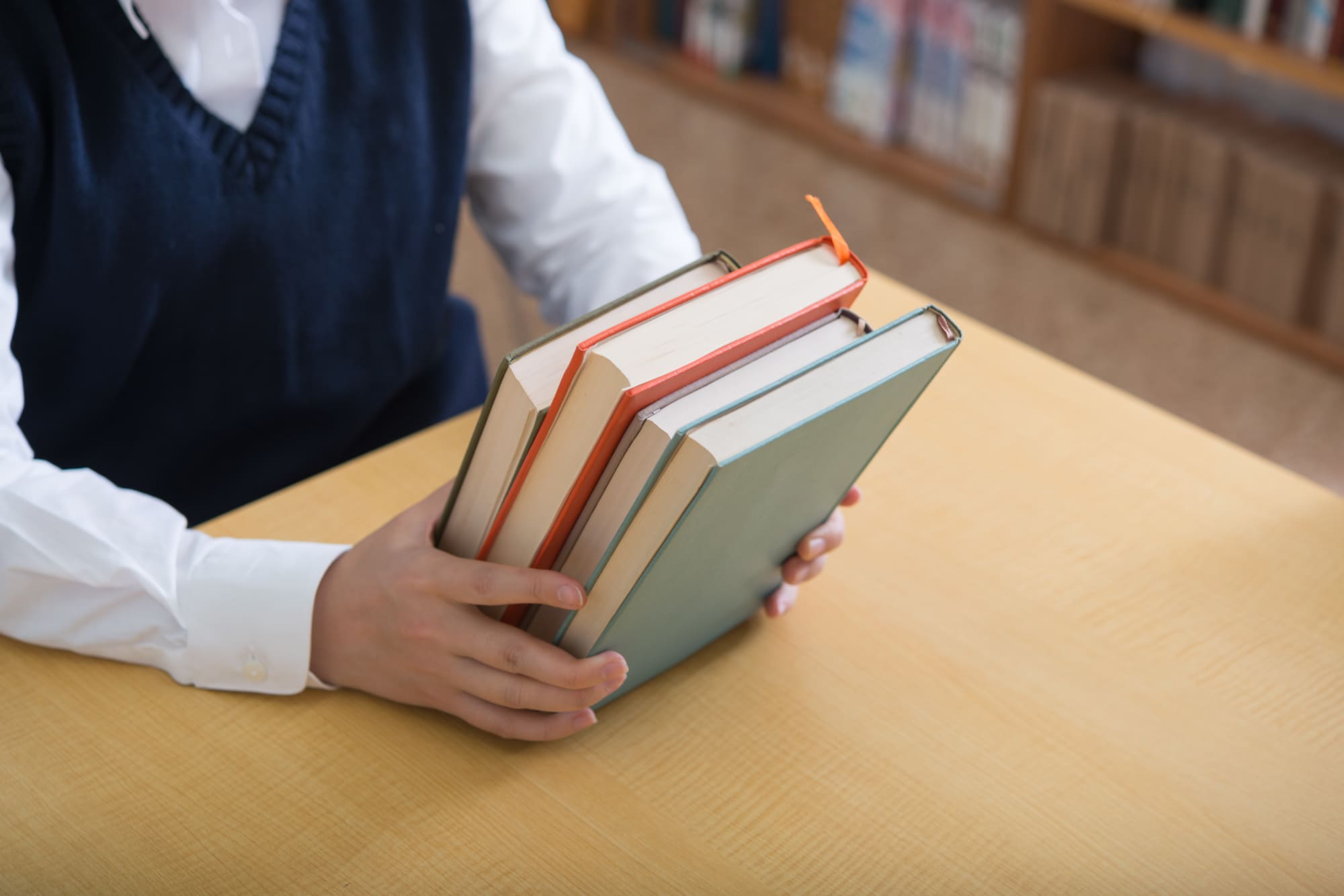 生徒が持つ本