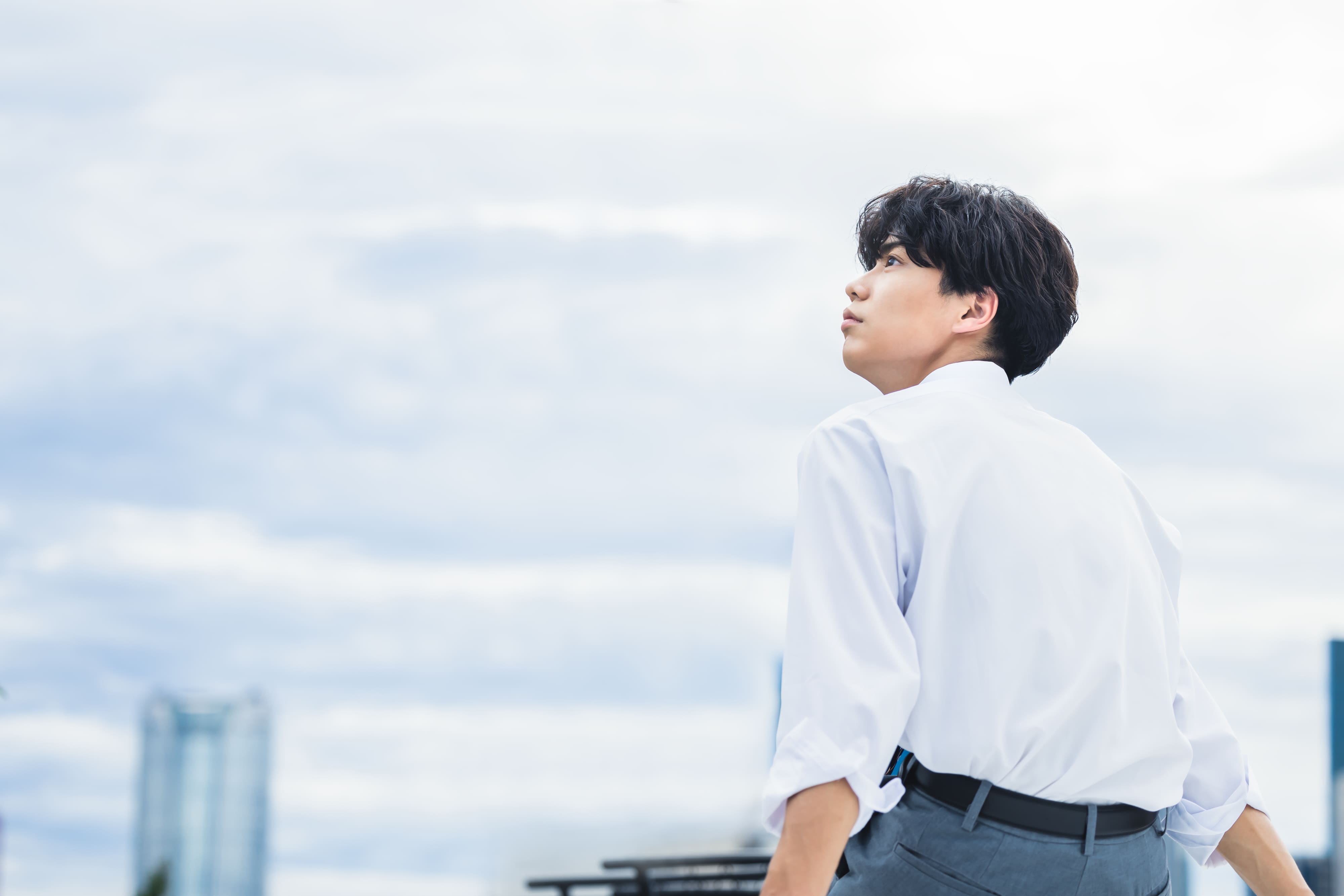 空を見上げる生徒