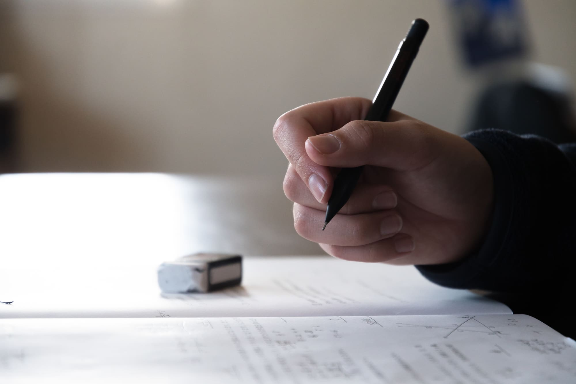 ノートに書き込む手元